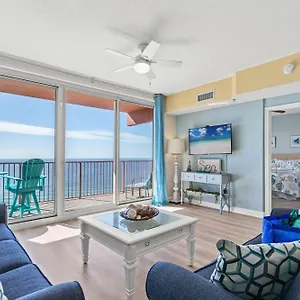 Penthouse With Beautiful Views! 1 Bedroom, 2 Bathroom Penthouse! Holiday home